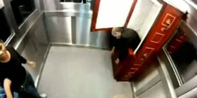 Aufzug-Horror: Leiche fällt aus dem Sarg