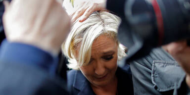 Ei-Attacke auf Marine Le Pen
