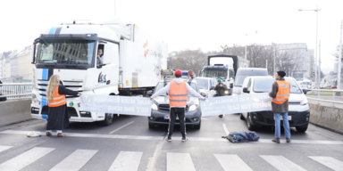 Frech: Klima-Kleber werfen Polizei Rad- und Gehweg-Blockade vor
