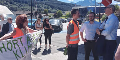 Klima-Aktivisten konfrontieren Tirols Landeshauptmann Anton Mattle