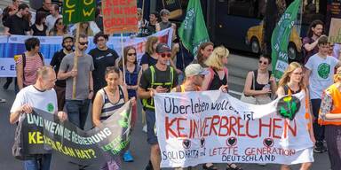 Demo in Linz gegen Razzien bei deutschen Klimaschutzaktivisten