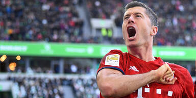 Bayern siegen in Unterzahl, Leverkusen-Krise hält an