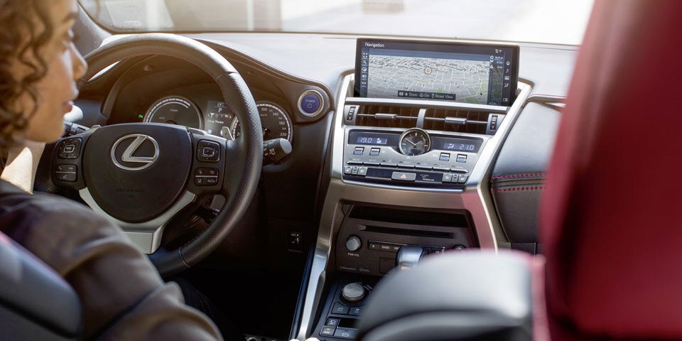 Aufgefrischter Lexus NX 300h startet