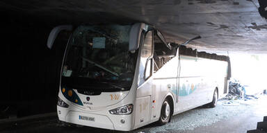 Bus rast in zu niedrigen Tunnel