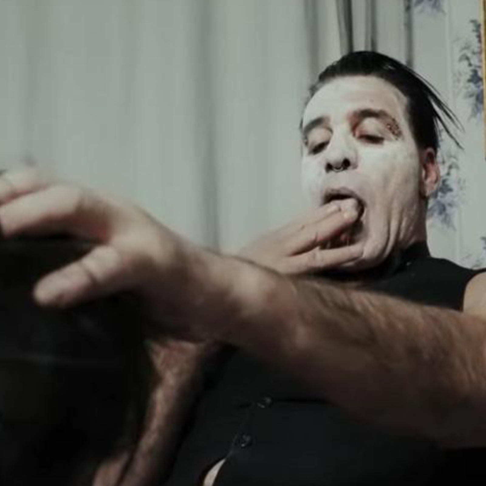 Rammstein-Sänger schockt mit Porno-Video - stars24