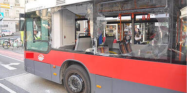 Lkw rammt Linienbus - zwei Verletzte