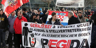 Linz: Pegida-Demo von Gegnern blockiert