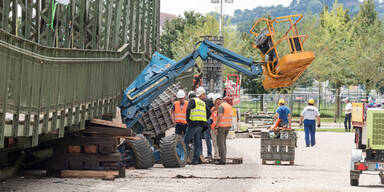 Linz: Eisenbahnbrücke kracht zu Boden