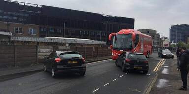 Liverpool Bus von ManU-Fans blockiert