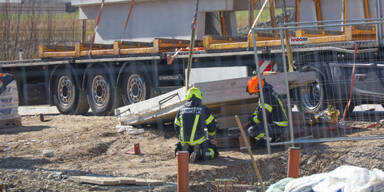 Lkw-Lenker von tonnenschwerer Betonplatte erdrückt