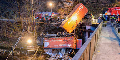 Lkw stürzt von Brücke: Fahrer schwer verletzt