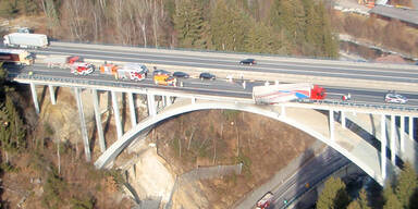 Kärnten: Lkw fast von Brücke gestürzt