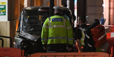 London: Taxi erfasst Fußgänger