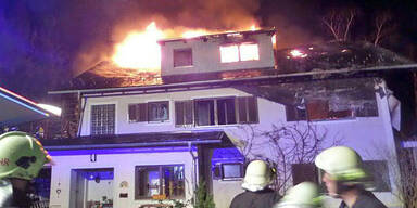 Familie rettet sich aus brennendem Haus