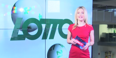 Moderatorin Denise Aichelburg vor Lotto-Hintergrund