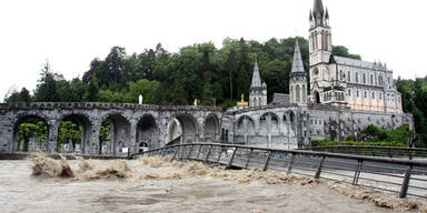 Wallfahrtsort Lourdes unter Wasser