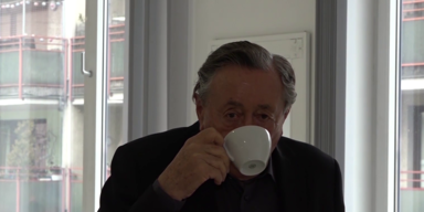 Richard Lugner trinkt Kaffee