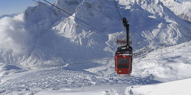 Lech: Skifahrer saßen in Gondel fest