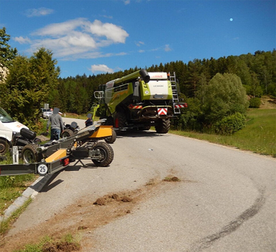 Biker krachte im Waldviertel gegen Mähdrescher-Anhänger