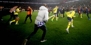 Ex-Rapidler Mert Müldür wird von einem Trabzonspor-Fan mit der spitzen Seite der Kornerflagge verfolgt.