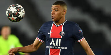 Kylian Mbappe (Pasris Saint-Germain) mit dem Ball der Champions League