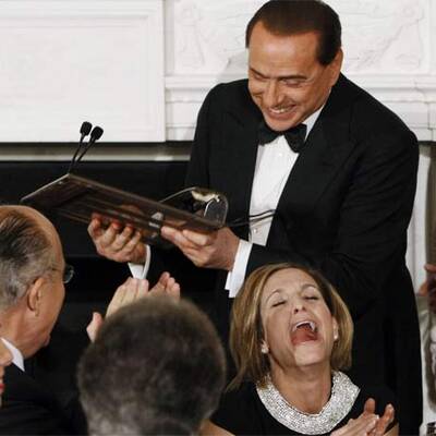 Berlusconi zerlegt Bushs Rednerpult