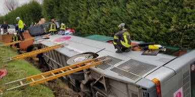 Schulbus kippt um: 23 Verletzte