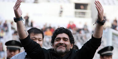 Maradona teilt Liebe und Hiebe aus