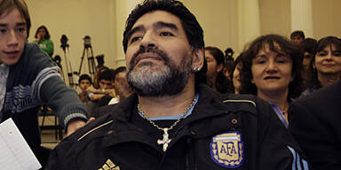 Maradona fährt Reporter über den Fuß