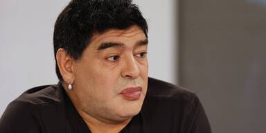 Skurril: Maradona lässt Lippen aufspritzen
