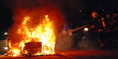 Mercedes brannte auf A2 bei Laxenburg aus