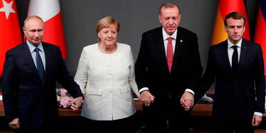 Wirbel um Foto: Merkel hält Händchen mit Putin & Erdogan