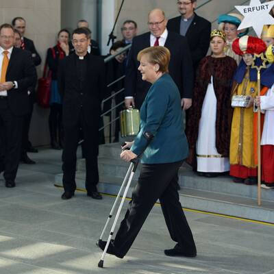 Angela Merkel auf Krücken im Kanzleramt