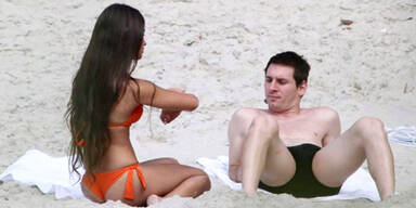 Hier turtelt Lionel Messi am Strand