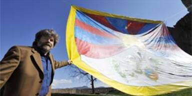 Messner hisst tibetische Flagge