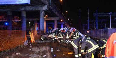 Bus stürzt von Hochstraße in Norditalien: 21 Tote