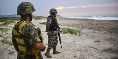 Soldaten bewachen Schildkröten-Eier