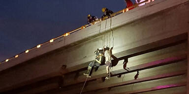 Horror: Sechs Leichen hängen von Brücke