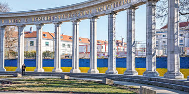 Ukraine-Farben zieren Russen-Denkmal in Wien