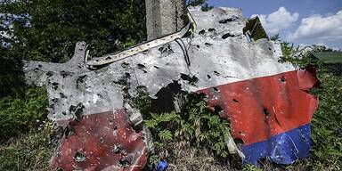 Ermittler: Flug MH17 von Objekten durchsiebt