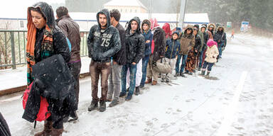 Alarm: Flüchtlinge frieren im Schnee