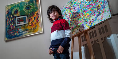 Siebenjähriger deutscher Maler präsentiert seine bunten Werke in Wien