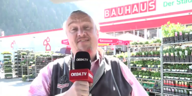 oe24.TV Reporter Mike Vogl vor Bauhaus