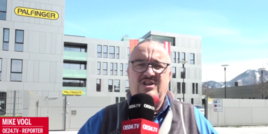 oe24.TV Reporter Mike Vogl vor Palfinger Gebäude