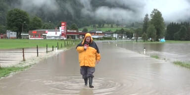 oe24.TV-Reporter Mike Vogl im Hochwassergebiet