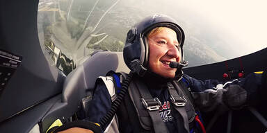Hier geht Mikl-Leitner beim Red-Bull-Air-Race in die Luft