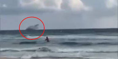 Schock-Video: Militärflugzeug stürzt ins Meer – Pilot tot