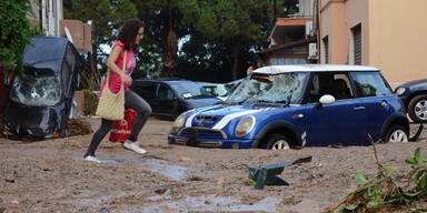 Unwetter: Erdrutsche reißen Autos mit