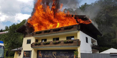 Feuer wütet im Obergeschoß von Laufhaus