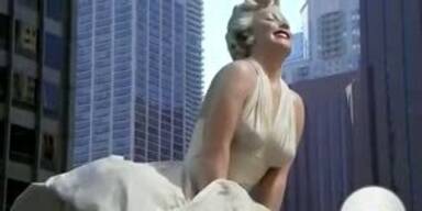 Marilyn Monroe unter den Rock schauen